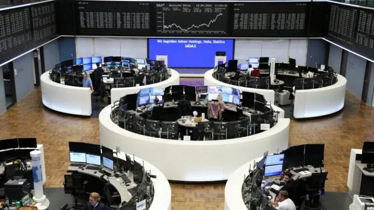 Ações europeias fecham estáveis com movimentos de bancos centrais em foco
