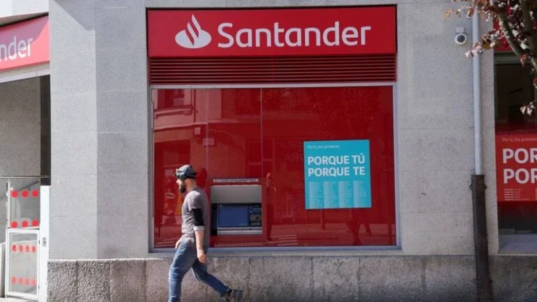 Santander investiga ida de banqueiros a clube de strip, diz Financial Times
