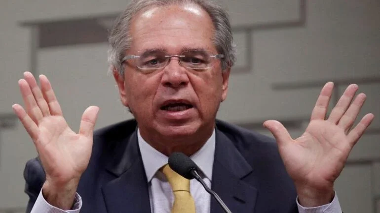Com dólar forte, brasileiro faz turismo interno e competitividade do país aumenta, diz Guedes