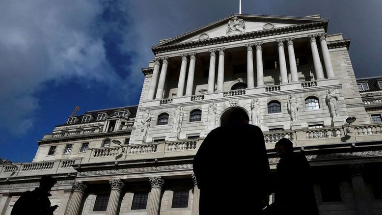BC britânico tenta conter turbulência no mercado de dívida; libra segue em queda