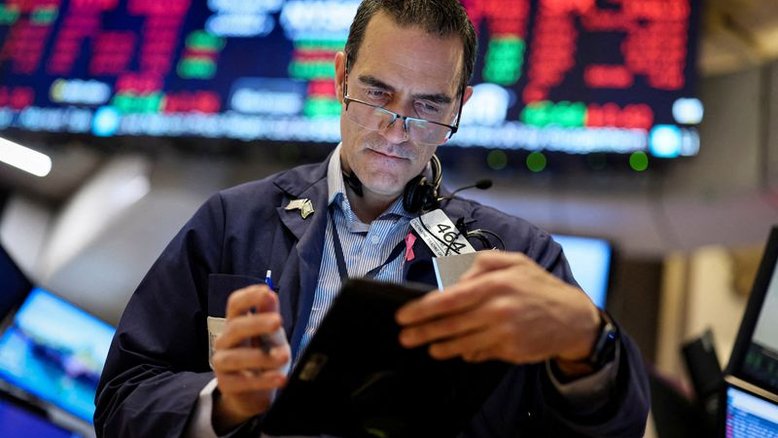 Wall Street tem forte queda após relatório de emprego consolidar perspectiva de alta dos juros
