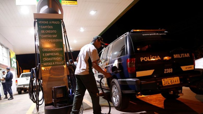Preço da gasolina comum sobe pela 1ª vez desde junho nos postos do Brasil, diz ANP