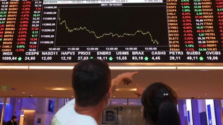 Ibovespa cai mais de 2% com política impulsionando vendas após série de altas