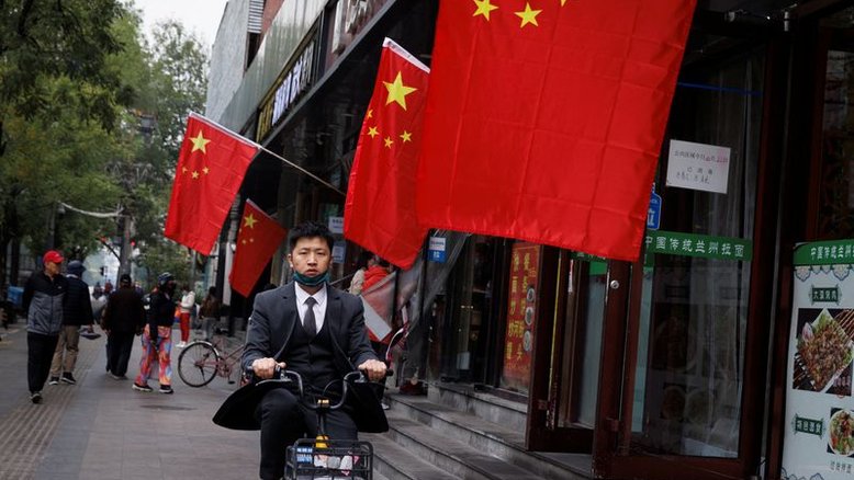 Economia da China perde força com restrições da Covid prejudicando indústria e consumo