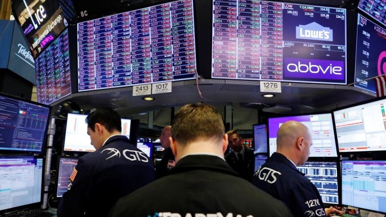 Índices S&P 500 e Nasdaq caem, mas Dow Jones salta conforme balanços se bifurcam