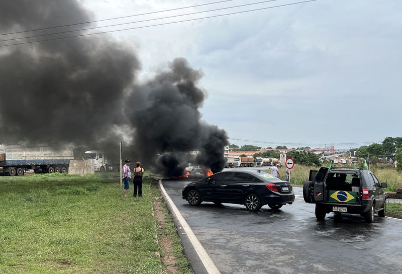 Com Bolsonaro ainda em silêncio, bloqueios de caminhoneiros ganham força e se espalham pelo país