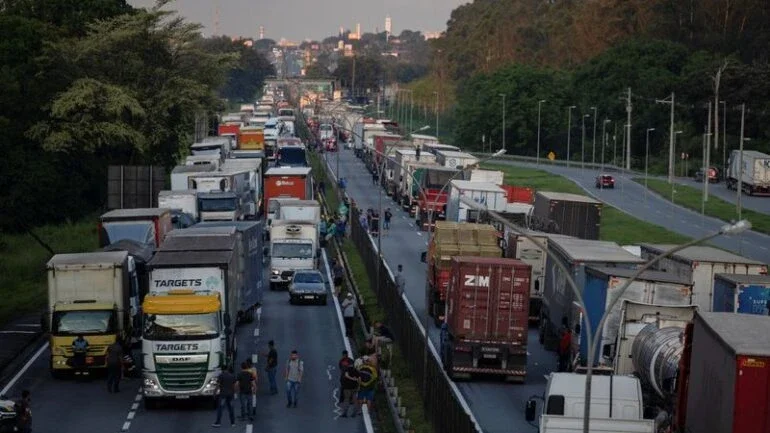 ANP atua para abastecimento de combustíveis diante de bloqueios; setor aéreo em alerta