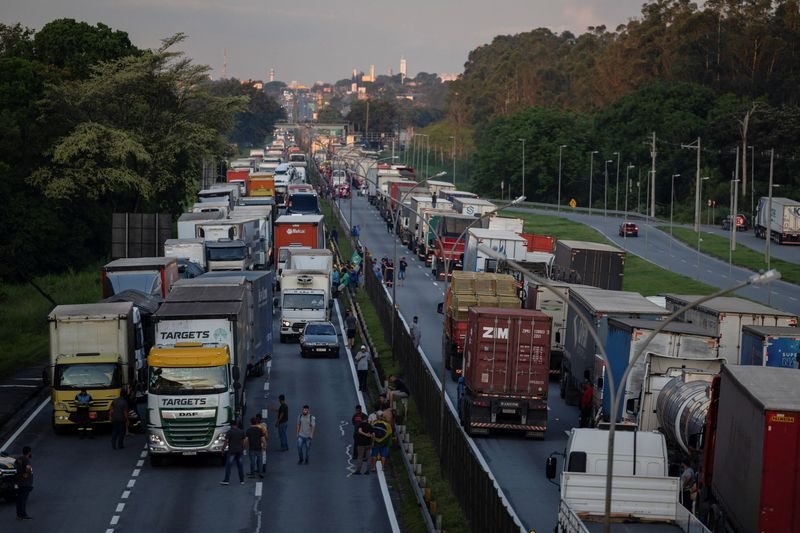 ANP atua para abastecimento de combustíveis diante de bloqueios; setor aéreo em alerta