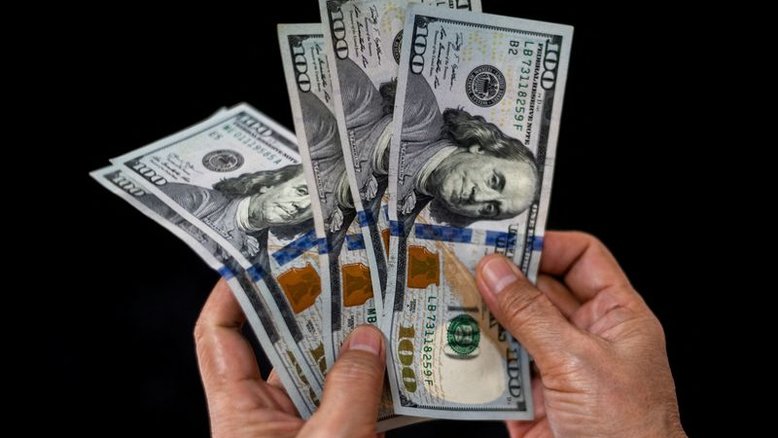 Dólar cai no dia, mas tem melhor semana desde maio de 2020 com risco Lula