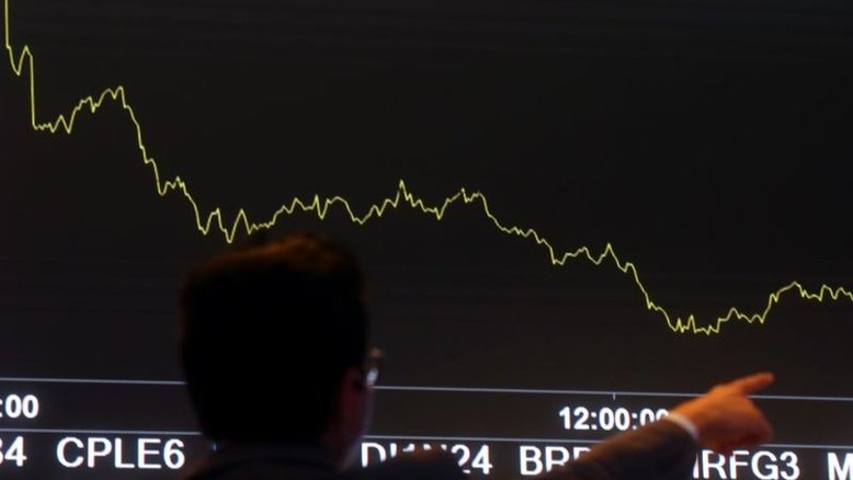 Ibovespa recua com ruídos locais antes de ata do Fed