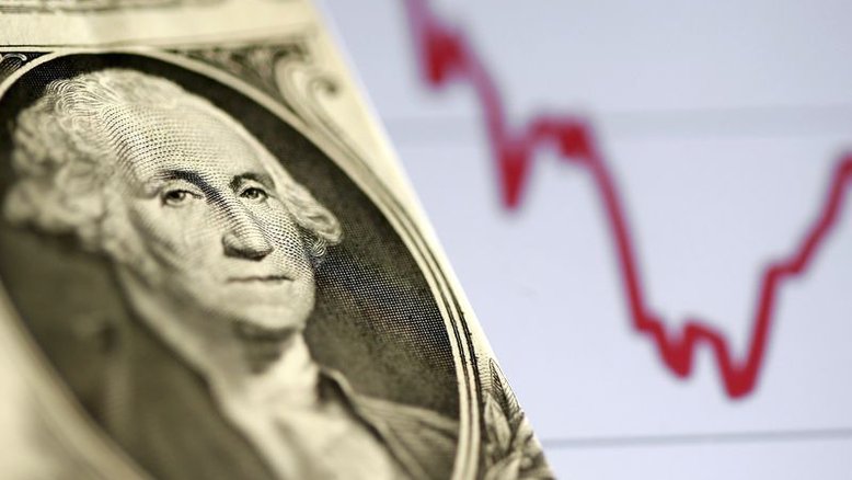 Dólar acompanha exterior e recua após ata do Fed, mas incerteza sobre PEC limita perdas