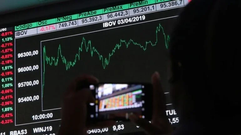 Ibovespa avança endossado por commodities e com PEC no radar
