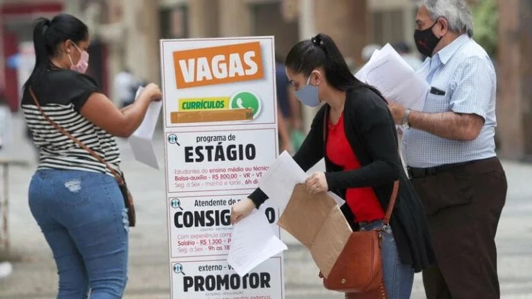 Desemprego no Brasil cai a 8,3% em outubro, melhor dado para o período em 8 anos
