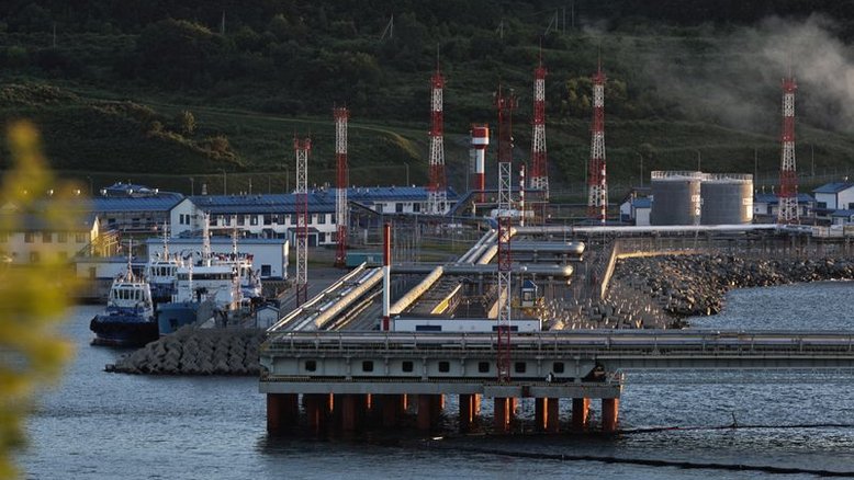 UE concorda provisoriamente com teto de preço de US$60 para petróleo russo transoceânico
