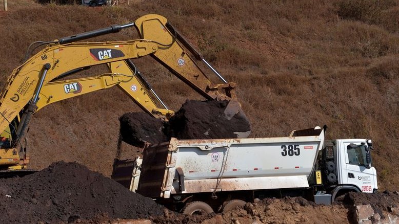Veículos não tripulados removem rejeitos de mineração de minério de ferro para ajudar a fechar as barragens Vale SA B3 e B4 devido ao risco iminente de colapso na mina Mar Azul, em Nova Lima, Minas Gerais