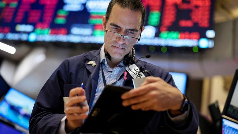 Wall Street cai após dados fortes do setor de serviços alimentarem temores sobre Fed