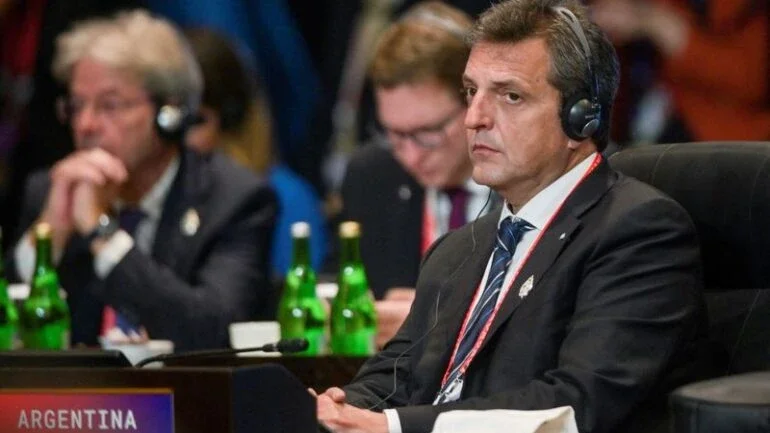 Ministro da Economia da Argentina anuncia redução de impostos sobre a renda