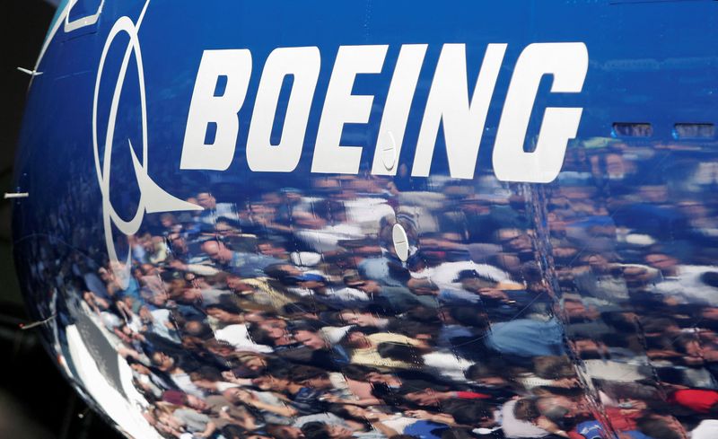 Boeing entrega mais aviões em novembro, mas novas encomendas recuam