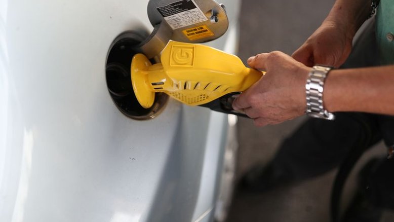 Preço do diesel recua no Brasil após ajuste nas refinarias; etanol tem alta no mês
