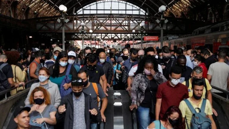 Usuários do transporte público circulam na Estação da Luz, em São Paulo