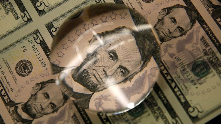 Dólar passa a subir antes de reuniões de política monetária; risco fiscal fica no radar