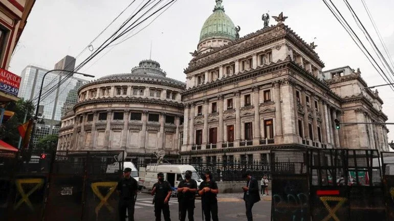 Senado da Argentina aprova acordo de dívida de R$45 bi com FMI