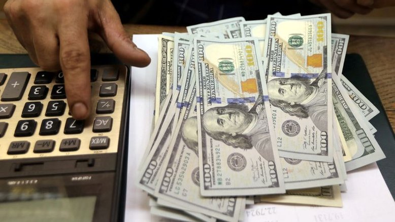 Dólar tomba abaixo de R$5 e moeda brasileira tem melhor desempenho no dia com juro alto e commodities