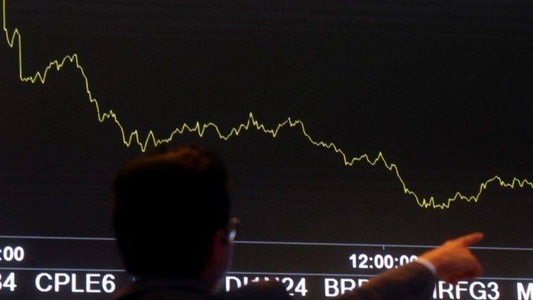 Ibovespa tem leve queda na contramão de NY, sob peso de Petrobras e bancos