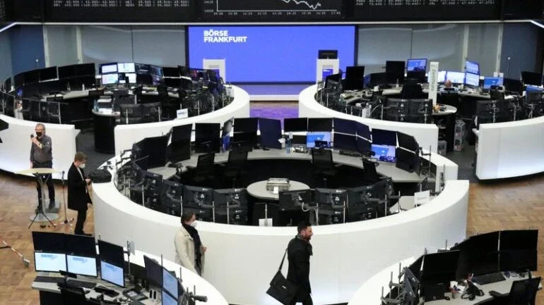 Ações europeias caem com expectativa por alta de juros nos EUA e sanções