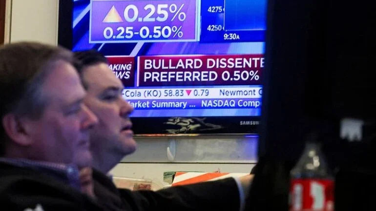Nasdaq cede com rendimentos mais altos golpeando ações de crescimento