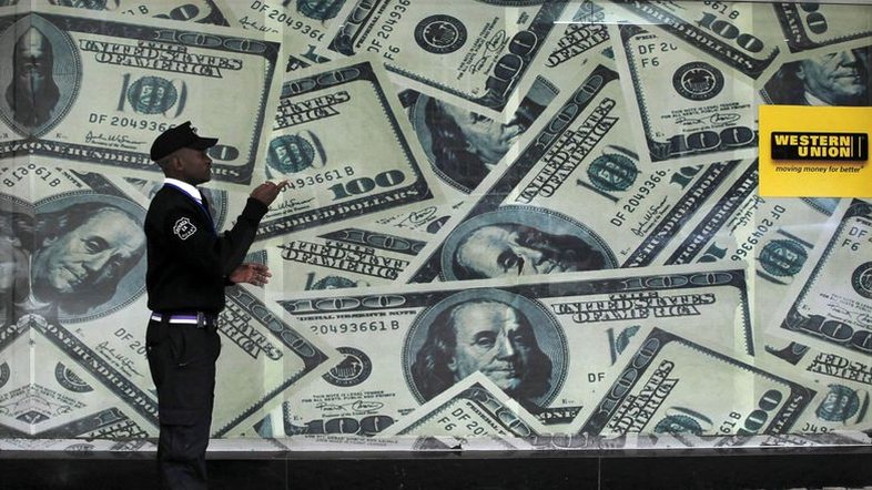 Dólar volta a cair após flertar com R$4,80, mas ainda caminha para maior alta semanal do ano