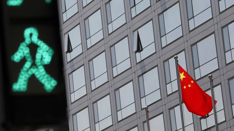 China estimula empresas listadas e investidores a comprar ações para estabilizar mercado