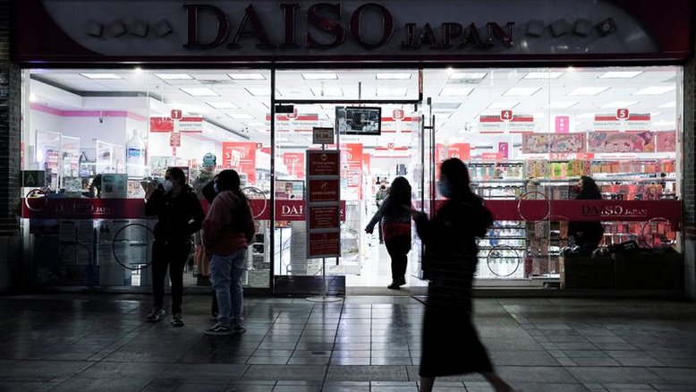 Confiança do consumidor dos EUA cai em abril
