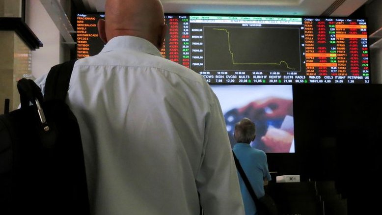 Ibovespa tem novo recuo com NY e queda de bancos após balanço de Santander Brasil