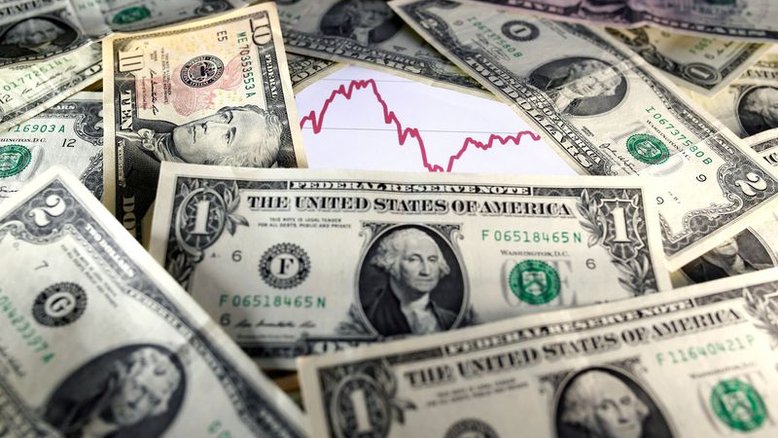 Dólar se mantém abaixo de R$5 e cai após três altas com alívio externo