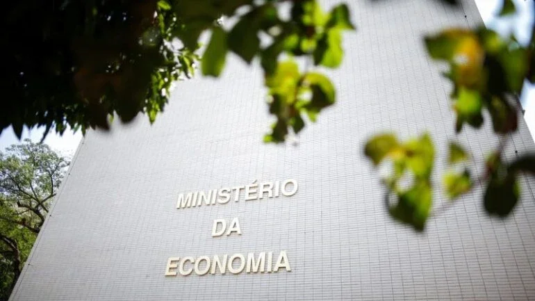 Economia não foi orientada a estudar mudança no teto e discorda de flexibilização sugerida por Bolsonaro