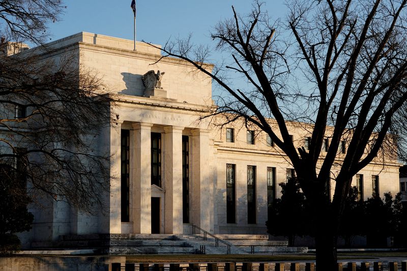 Autoridades do Fed apoiam grandes aumentos de juros e dizem que taxa de desemprego pode subir