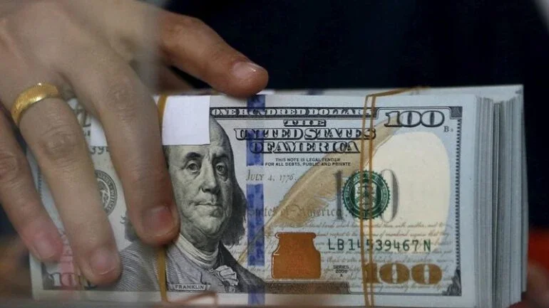 Dólar tem maior queda em quase 9 meses e fecha abaixo de R$5 com otimismo global