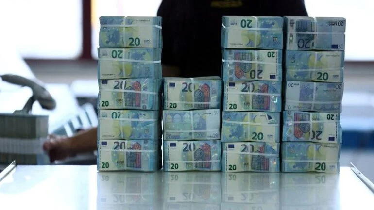 Zona do euro registra raro déficit em conta corrente em março