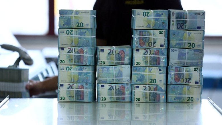 Zona do euro registra raro déficit em conta corrente em março