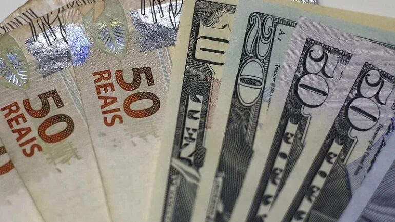 Dólar cai mais de 1% ante real com recuperação de moedas arriscadas no exterior