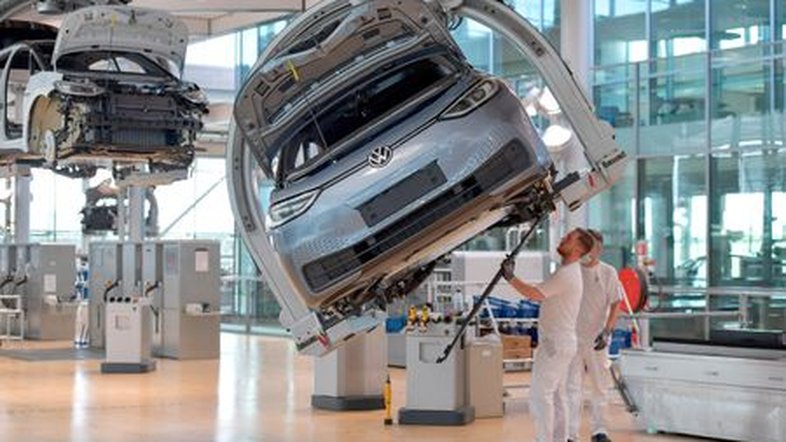 Venda de carros eletrificados cresce 300%; imposto da categoria sobe nesta segunda-feira