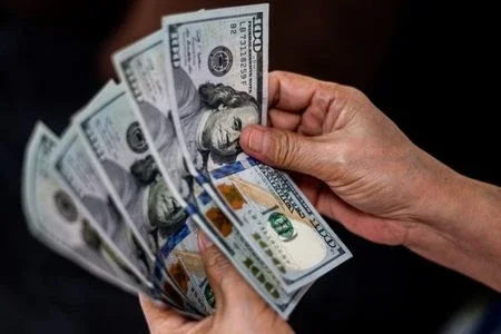Dólar acelera alta com notícia de que Lula avalia aumento maior no salário mínimo