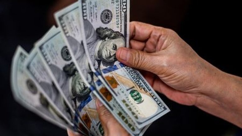 Dólar acelera alta com notícia de que Lula avalia aumento maior no salário mínimo