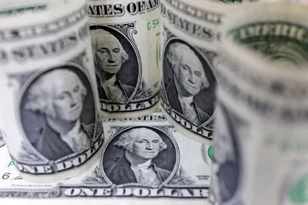 Dólar salta acima de R$5,27 com temores de que BC ceda a pressões políticas do governo