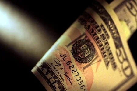 Dólar passa a cair no dia, mas acumula forte alta frente ao real na semana com riscos sobre BC