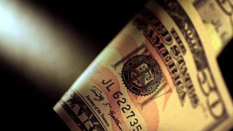 Dólar passa a cair no dia, mas acumula forte alta frente ao real na semana com riscos sobre BC