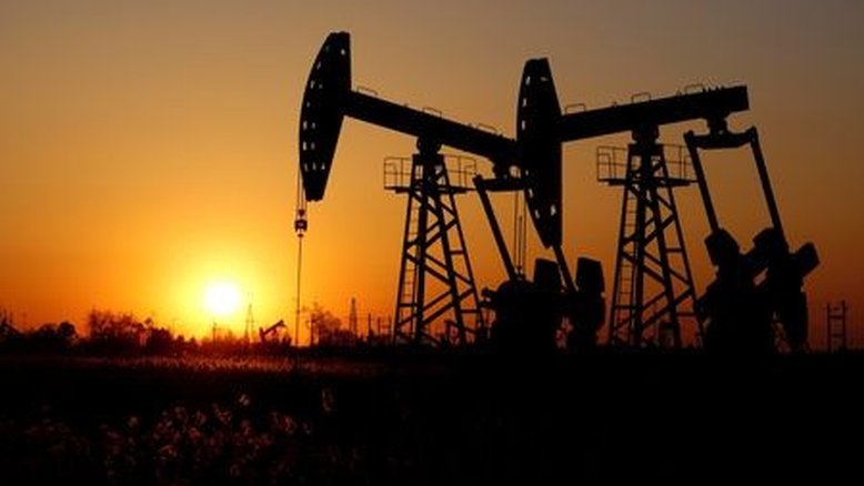 Preços do petróleo sobem mais de 2% com plano russo de cortar produção