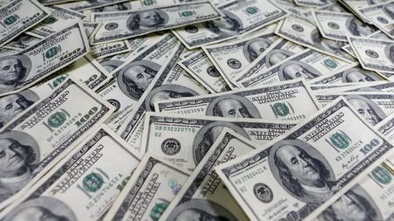 Dólar tem forte queda com mercado à espera de Campos Neto e CMN
