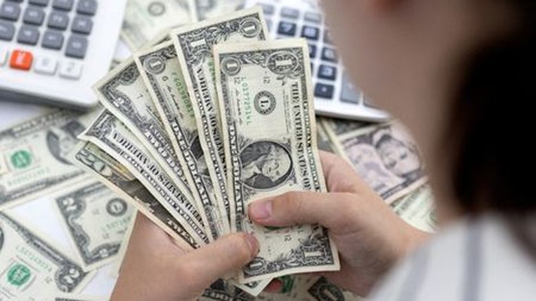 Dólar à vista opera em alta ante real após definição da Ptax